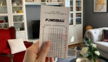 ظنها احتيالية.. رسالة بريد تحول مستأجرا إلى ثري بفوزه بـ 50 مليون دولار