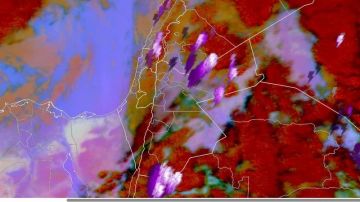 موجة غبارية كثيفة تؤثر على الطفيلة والطريق الصحراوي وتتجه نحو العاصمة عمان