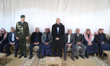 مندوبا عن الملك وولي العهد .. العيسوي يعزي عشيرة الشريف مندوبا عن الملك وولي العهد .. العيسوي يعزي عشيرة الشريف