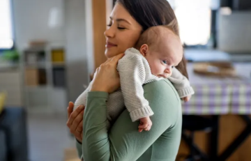 هل يفهم الرضيع مشاعر أمه؟ وكيف يقرأ نبرة صوتها وتعابير وجهها ؟