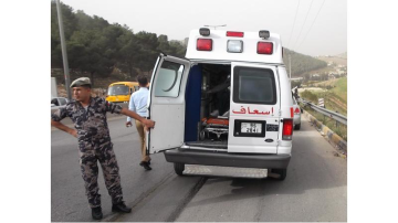 إصابتان بحادثي تصادم وتدهور على طرق خارجية