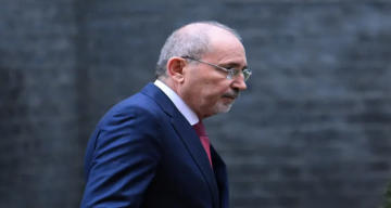 الصفدي وماكنتي يناقشان التصعيد الإقليمي ويدعوان لتفعيل الدبلوماسية لاستعادة الهدوء