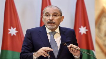 الصفدي يؤكد دعم الأردن لكل ما تتخذه الدول الخليجية والإسلامية من إجراءات لحماية أمنهم الصفدي يؤكد دعم الأردن لكل ما تتخذه الدول الخليجية والإسلامية من إجراءات لحماية أمنهم