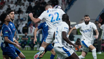 الهلال يهزم الفتح ويزيح الأهلي عن الوصافة