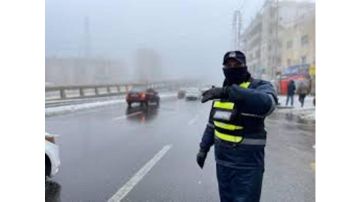 تحذير : تراكم البرد يهدد سلامة السائقين على طريق شويعر الزرقاء