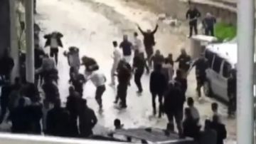 الشجار الذي اندلع جراء مشادات كلامية شهد استخدام الحجارة والسكاكين والعصي والأسلحة النارية الشجار الذي اندلع جراء مشادات كلامية شهد استخدام الحجارة والسكاكين والعصي والأسلحة النارية