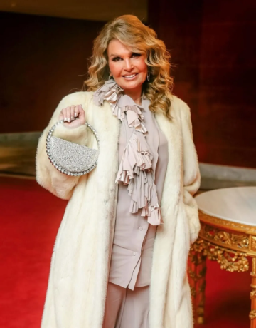 يسرا توجه رسالة مؤثرة لزملائها بعد احتفالهم بيوم ميلادها