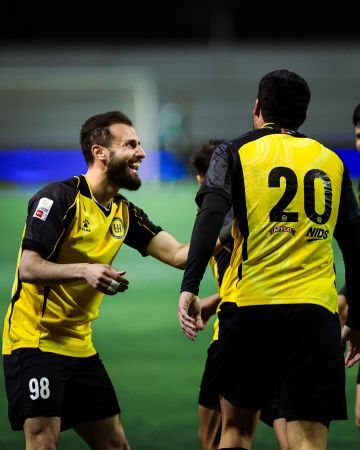 الحسين يمطر شباك البقعة بخماسية