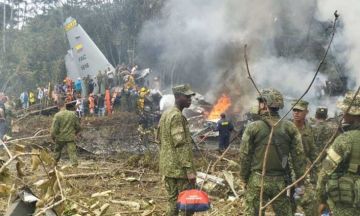 كولومبيا .. مصرع 66 شخصا في سقوط طائرة شحن عسكرية