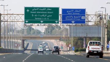 مسيرات تستهدف خزانات الوقود في مطار الكويت الدولي مسيرات تستهدف خزانات الوقود في مطار الكويت الدولي