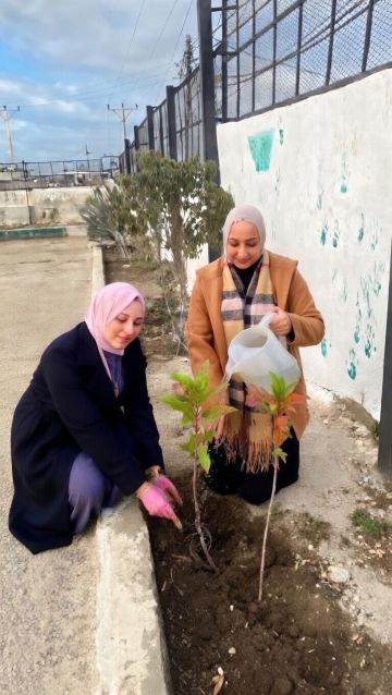 مركز شابات دير أبي سعيد ينظم نشاطا بيئيا لزراعة الأشجار .