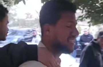 مصر.. فيديو لـ زبون يرفض دفع ثمن الطعام ويصور العامل وهو يبكي يثير غضب المصريين