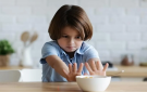 تجنبوا الرشوة.. طرق علمية لتحسين شهية الأطفال