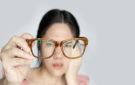 هل ارتداء النظارات يضعف البصر؟