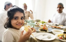 اجتماع العائلة على المائدة (ضرورة).. لهذه الأسباب