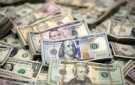 تراجع الدولار مع انحسار أسعار النفط