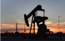 النفط يتراجع وينهي أسبوعا متقلبا على انخفاض