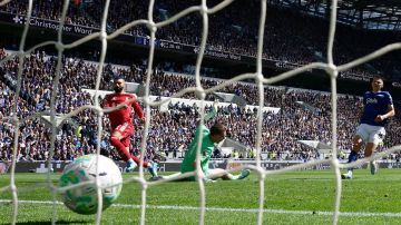 احتفال جامع الكرات بهدف محمد صلاح يفجر ضجة واسعة (فيديو)