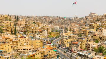 أجواء مغبرة وتحذيرات من تدني الرؤية الأفقية أجواء مغبرة وتحذيرات من تدني الرؤية الأفقية