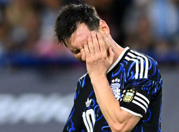 هل اقتربت النهاية؟ ميسي يحرك مشاعر جماهير كرة القدم بدموعه