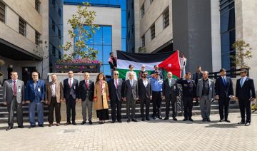 من العلم للعلم... مسيرة في الشرق الأوسط بمناسبة يوم العلم