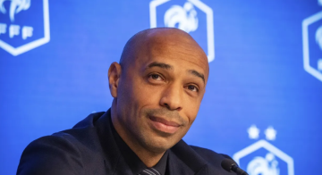 ملاكم شهير يطلب منازلة تيري هنري