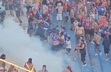 اشتباكات دموية في المدرجات تتسبب في إلغاء 