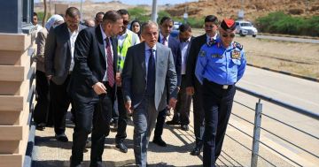 رئيس الوزراء يوجه بإنجاز مشاريع كورنيش البحر الميت 