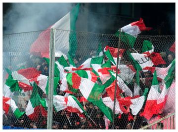 كندا تدعو جماهير المنتخب الإيطالي لارتداء القمصان الحمراء