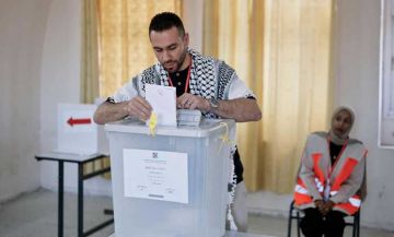 الفلسطينيون يدلون بأصواتهم في أول انتخابات بلدية