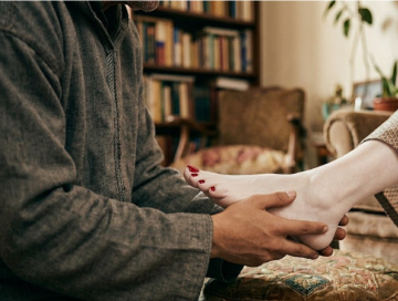 الحكم على شاب عشريني بالحبس 4 أشهر بعد طلبه من سيدة تقبيل قدميها 