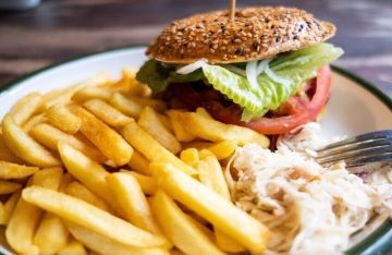 طبيب يحذر من مخاطر الوجبات السريعة طبيب يحذر من مخاطر الوجبات السريعة