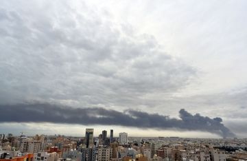 حريق ضخم في خزان وقود بمطار الكويت الدولي جراء استهدافه حريق ضخم في خزان وقود بمطار الكويت الدولي جراء استهدافه