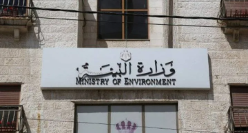 البيئة: إحالة فيديو رمي نفايات من مركبة للجهات المختصة