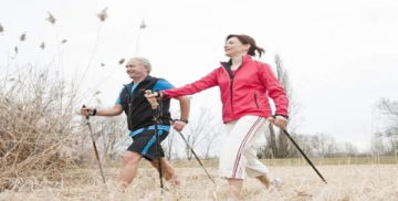 نوع من المشي يفوق فعالية 10 آلاف خطوة يوميا