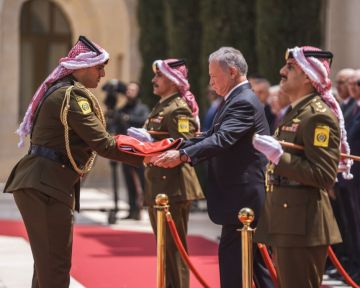 الملك يشهد مراسم رفع العلم بمناسبة اليوم الوطني للعلم الأردني الملك يشهد مراسم رفع العلم بمناسبة اليوم الوطني للعلم الأردني