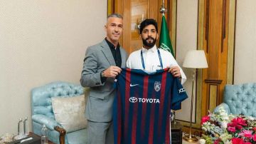 بعد الاعتداء عليه ..  جوهور يعتذر لطبيب الأهلي السعودي