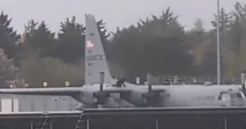 رجل يخرب طائرة عسكرية أميركية في أيرلندا بآلة حادة