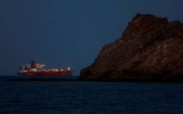 تذبذب حركة الشحن بمضيق هرمز وسط هجمات وتصاعد التوترات الأمنية