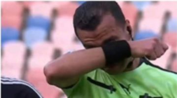 غادر الملعب باكيا.. إصابة خطيرة لحكم مباراة بالدوري المصري - فيديو غادر الملعب باكيا.. إصابة خطيرة لحكم مباراة بالدوري المصري - فيديو