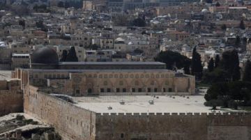 الاحتلال يواصل إغلاق الأقصى لليوم الـ 36 الاحتلال يواصل إغلاق الأقصى لليوم الـ 36