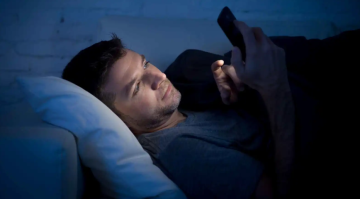 خبراء: الضوء الأزرق في هاتفك لم يعد عدو نومك 