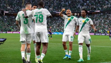 بعشرة لاعبين ..  الأهلي يقلب خسارته أمام جوهور ويبلغ نصف نهائي  النخبة 