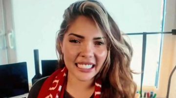 ليس شخصًا عاديًا ..  "فتاة ليفربول" توجه رسالة نارية إلى محمد صلاح (فيديو)