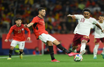 رئيس وزراء إسبانيا يعلق على هتافات الجماهير في مباراة منتخب مصر