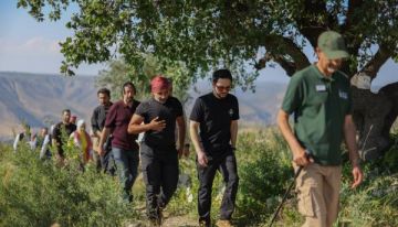 صور - ولي العهد يشارك ناشطين في مسير طبيعي بمحمية غابات اليرموك