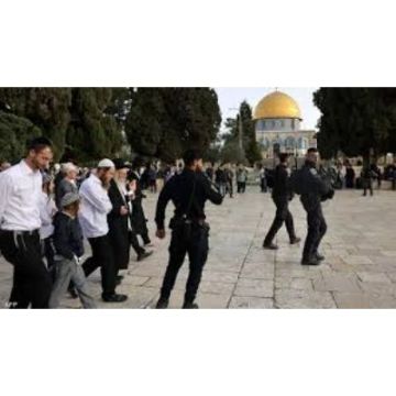 مستوطنون يقتحمون المسجد الأقصى والاحتلال يشن حملة اعتقالات