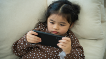 الشاشات ليست مجرد ترفيه .. تأثيرات طويلة المدى على دماغ طفلك