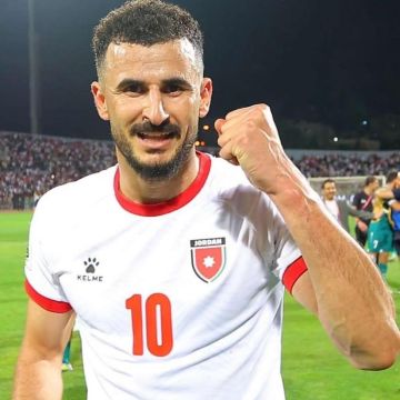 اللاعب العراقي أيمن حسين يهنئ المملكة بمناسبة يوم العلم الأردني