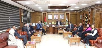 العجلوني يكرم طلبة كلية الدراسات العليا الفائزين بجوائز صندوق الحسين للإبداع